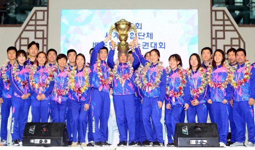 14년 만에 세계혼합단체선수권 우승하고 귀국한 한국 배드민턴 대표팀.