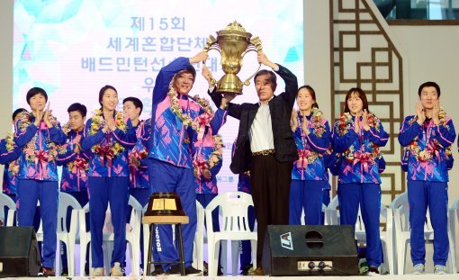 14년 만에 세계혼합단체선수권 우승하고 귀국한 한국 배드민턴 대표팀.