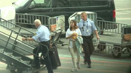 정유라 씨(가운데)가 이날 오후 현지 경찰로 보이는 남성들과 함께 네덜란드 암스테르담행 비행기에 오르고 있다. 정 씨는 암스테르담에서 출발하는 대한항공 KE926 편으로 31일 오후 인천국제공항을 통해 귀국한다. 코펜하겐=동정민 특파원 ditto@donga.com