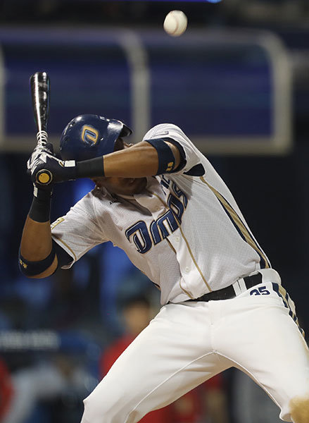 30일 창원 마산 야구장에서 열린 `2017 프로야구 KBO리그` NC 다이노스와 KIA 타이거즈의 경기 7회말 2사 1,2루에 NC 스크럭스가 KIA 최영필의 공에 맞고 있다. 사진제공｜스포츠코리아