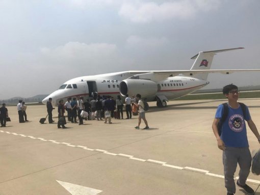 순안공항 비행기 탑승 장면