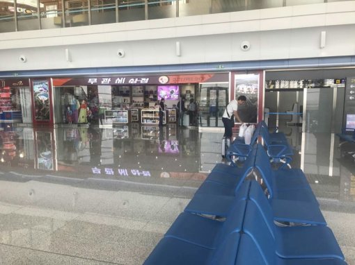 면세점을 북한에서는 무관세상점이라고 부른다.