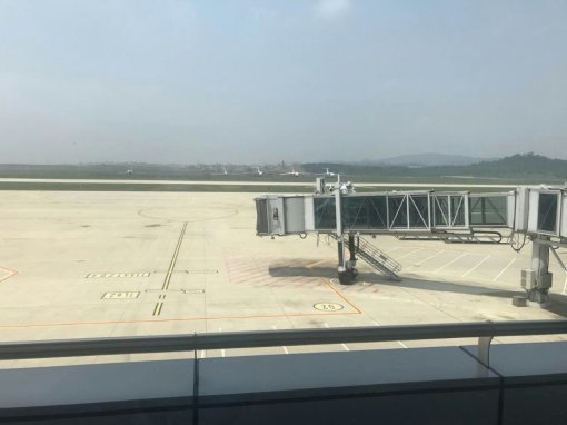 순안공항의 주기장과 활주로