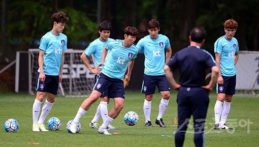 축구국가대표팀의 일부 선수들이 31일 파주 국가대표트레이닝센터(NFC)에서 훈련하고 있다. 대표팀은 8일(한국시간) 이라크와의 평가전, 14일 카타르와의 2018 러시아월드컵 아시아 최종예선 8차전 원정경기를 앞두고 있다. 파주 ｜ 김종원 기자 won@donga.com