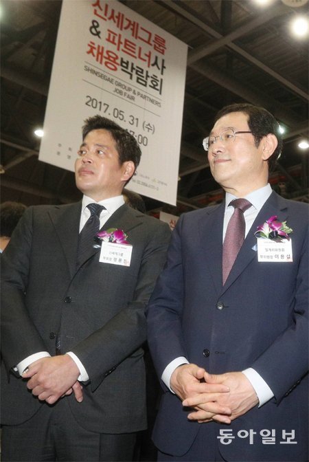 31일 열린 ‘신세계그룹&파트너사 상생 채용박람회’에서 정용진 신세계그룹 부회장(왼쪽), 이용섭 대통령 직속 일자리위원회 부위원장이 각 기업 부스를 둘러보고 있다. 고양=홍진환 기자 jean@donga.com