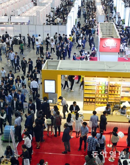 31일 오전 경기 고양 킨텍스에서 열린 ‘신세계그룹&파트너사 채용박람회’에 참석한 구직자들이 각 기업의 채용 정보를 
살펴보고 있다. 신세계그룹 계열사와 중소 파트너사 등 102개 업체가 참여했다. 또 8월 스타필드 고양 개장을 앞두고 관련 
채용관을 별도로 마련하기도 했다. 고양=홍진환 기자 jean@donga.com