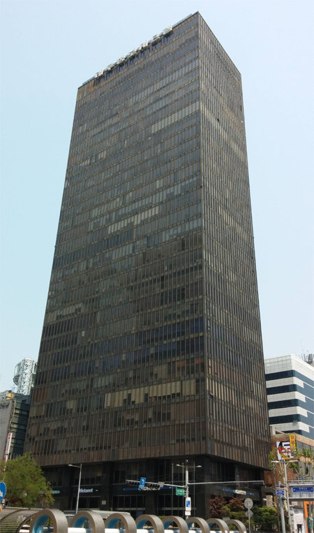 녹슨 금속 외관으로 시간의 힘을 보여주는 서울 관철동 삼일빌딩(1970년 건축).