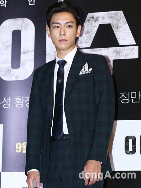 의경으로 복무중인 그룹 빅뱅의 탑(최승현·30)이 대마초를 피운 사실이 확인돼 충격을 주고 있다. 서울지방경찰청 마약범죄수사대는 최근 탑에 대해 모발 검사를 실시해 대마초 흡연 양성반응이 나오자 마약류관리에 관한 법률 위반 혐의를 적용해 기소의견으로 사건을 검찰에 넘겼다고 1일 밝혔다. 소속사 YG엔터테인먼트는 “탑이 깊이 반성 하고 있다. 진심으로 깊은 사과의 말씀 전한다”고 밝혔다. 동아닷컴DB