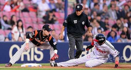 19일 잠실야구장에서 ‘2017 타이어뱅크 KBO 리그‘ LG트윈스와 롯데자이언츠의 경기가 열렸다. 2회말 1사 1,2루에서 2루 주자 LG 채은성이 3루 도루를 시도했으나 태그아웃 당하고 있다. 잠실 | 김진환 기자 kwangshin00@donga.com