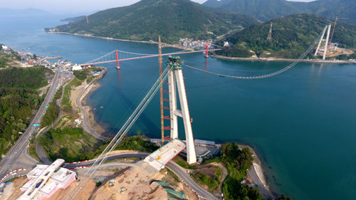 1년 뒤 남해안의 새로운 명물로 태어날 가칭 제2남해대교(오른쪽). 경남 남해군과 하동군 사이의 노량해협에 건설된다. 부산국토청 제공