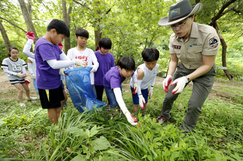 도봉구 지역 초등학생들이 방과후 학교 인근의 북한산 생태탐방연수원을 찾아 국립공원관리공단 직원으로부터 토종식물과 외래식물 구별법을 배우고 있다. 도봉구 제공
