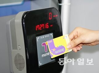 서울시가 다음 달부터 미세먼지가 심한 날에는 출퇴근 시간 대중교﻿통(버스·지하철) 요금을 받지 않기로 했다. 하지만 서울 지하철과 연계된 한국철도공사(코레일), 인천교통공사 등은 “서울 지하철만 따로 요금을 받지 않는 건 현재 시스템에서 불가능하다. 요금을 받지 않는 것에 대해 사전 협의가 없었다 고 밝혔다. 사진은 기사와 직접적 관련 없음. 동아일보DB