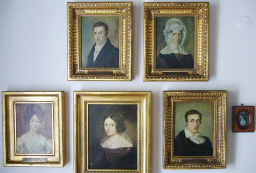 폴란드 쇼팽의 생가에서 저자가 직접 촬영한 쇼팽 가족의 초상화. 위쪽이 부모인 미코와이(1771∼1844)와 유스티나(1782∼1861)이고, 아래가 쇼팽(왼쪽에서 세 번째)을 비롯한 남매들이다. 저자는 쇼팽 가족의 유복한 환경이 그의 천재적 재능을 발휘하는 데 도움이 된 배경이었다고 분석한다. 아르테 제공