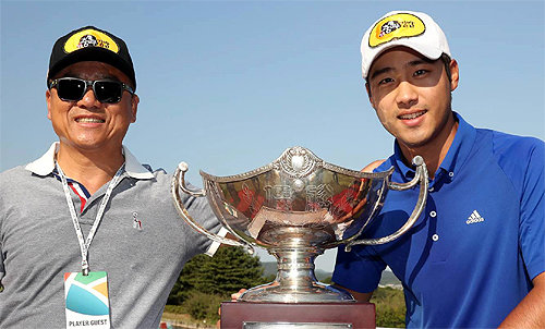 4일 천안 우정힐스CC에서 끝난 제60회 한국오픈에서 우승한 장이근(오른쪽)과 아마추어로 이 골프장 클럽 챔피언에 오른 적이 있는 아버지 장오천 씨. KPGA 제공