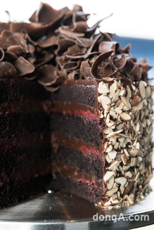 ▲ 제이니 주스 카페의  ‘초콜릿 케이크’. 사진=Lou Hatton Photography.