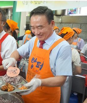 최호식 회장이 2016년 8월 18일 ‘호식이두마리치킨’ 1000호점 오픈을 기념해 서울 청량리 밥퍼나눔운동본부에 쌀 1000포를 기증하고 전 임직원과 함께 사랑나눔 봉사에 임하고 있다.