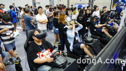 VR 서바이벌 게임장을 운영하고 있는 ‘캠프VR(Camp VR)’은 2017 부산 VR페스티벌에서 국내 최초로 PvP 게임을 선보였다. 사진제공=㈜쓰리디팩토리.