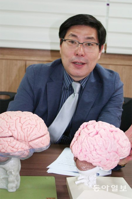 조선대 치매국책연구단 이건호 단장이 5일 3차원(3D) 프린터로 만든 자신의 뇌 모형(오른쪽)과 서양인 표준 뇌 모형을 비교하며 한국인 뇌 지도 작성 배경을 설명하고 있다. 광주=이동영 기자 argus@donga.com