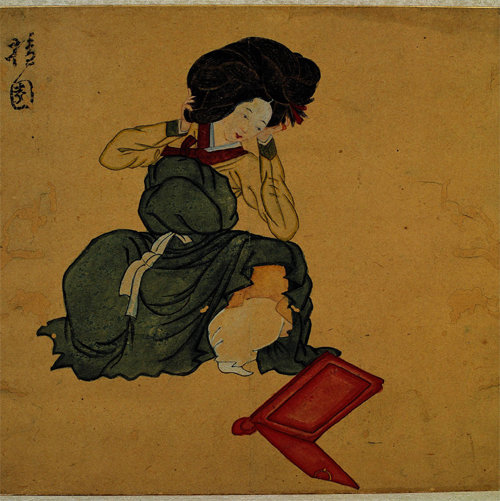 경대 앞에서 매무새를 다듬는 여인을 그린 단원 김홍도의 그림. 서울대박물관 제공
