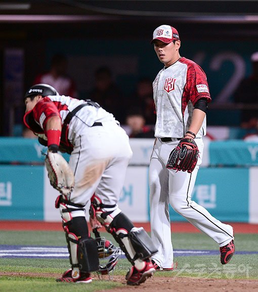 7일 수원 kt위즈파크에서 ‘2017 타이어뱅크 KBO 리그‘ LG트윈스와 kt위즈 경기가 열렸다. 9회초 등판해 역전을 허용한 kt 김재윤이 아쉬워하고 있다. 수원 | 김종원 기자 won@donga.com