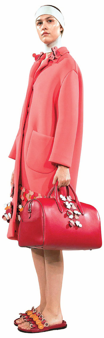 ‘동네 패션’ 혹은 ‘고시원 패션’의 아이콘이던 슬리퍼가 최신 유행 아이템으로 탈바꿈했다. 해외 럭셔리 패션 업체들이 100만 
원대 고급 슬리퍼까지 내놓으면서 이른바 ‘명품 슬리퍼’가 등장하는 추세다. 사진은 영국 디자이너 브랜드 ‘안야 힌드마치’의 
2017 봄여름 컬렉션. 신세계인터내셔날 제공