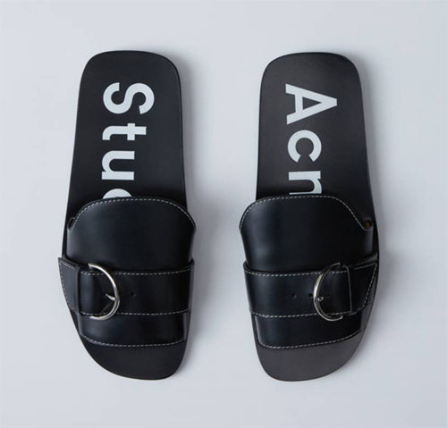 ‘아크네 스튜디오’의 가죽 소재 슬리퍼