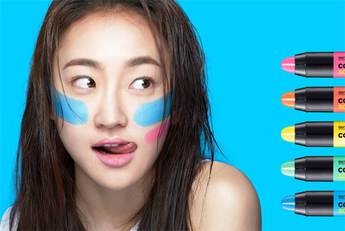 ‘선스틱’의 시대가 왔다. 손에 묻히지 않고 간편하게 바를 수 있는 선스틱 열풍으로 화장품 업체들이 신제품 각축을 벌이고 있다. 아모레퍼시픽 제공