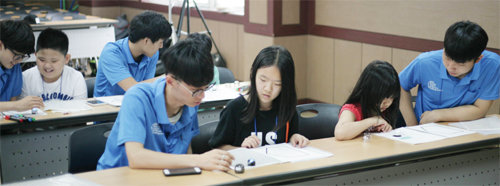 지난해 5월 서울 용산구 선린인터넷고 학생들이 소프트웨어 교육봉사 프로젝트인 ‘헬로! 코딩’을 통해 초등학생들에게 코딩 교육을 하고 있다. 선린인터넷고 제공