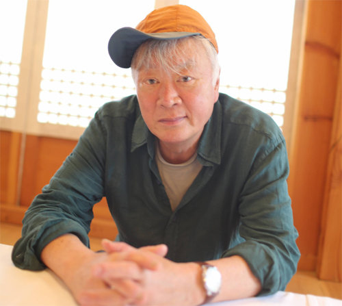 소설가 김훈은 7일 “(조선의) 사대주의는 강자들 틈에서의 생존술로 인정할 수밖에 없다. 교과서에서도 정확히 가르쳐야 한다”고 말했다. 학고재 제공