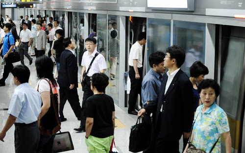 서울 지하철 9호선 여의도역에서 시민들이 급행열차를 이용하고 있다. 사진은 기사 내용과 관계 없음. 동아일보DB