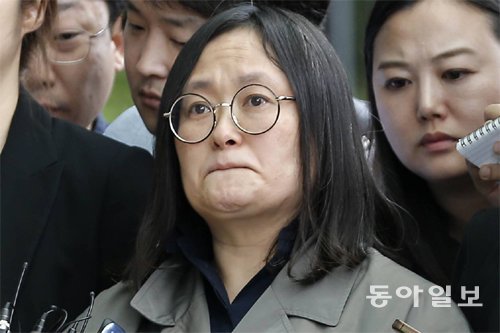 492억 원대의 횡령·배임 혐의를 받고 프랑스에서 도피 생활을 이어가던 유병언 전 세모그룹 회장의 장녀 유섬나 씨가 7일 송환됐다. 인천=양회성 기자 yohan@donga.com