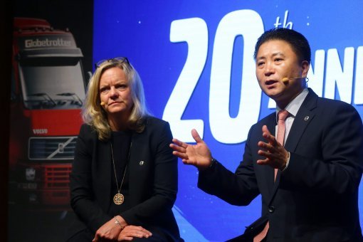 헬렌 멜키스트 볼보트럭 인터내셔날 세일즈 부문 사장(왼쪽), 김영재 볼보트럭코리아 사장(오른쪽)