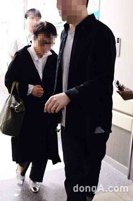 그룹 빅뱅 탑의 어머니가 7일 오후 서울 양천구 이대목동병원 중환자실에서 탑(최승현)을 면회를 마친 뒤 자리를 떠나고 있다.  동아닷컴 국경원 기자 onecit@donga.com