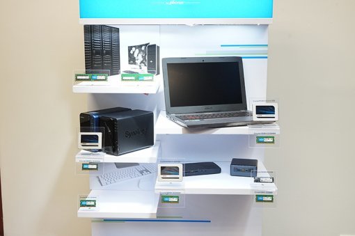 크루셜 브랜드의 디램(DRAM)과 저장장치들.(출처=IT동아)