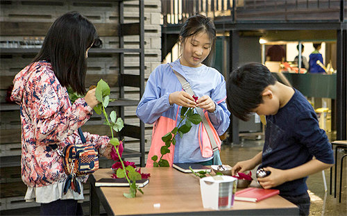 경기 성남시의 스마일게이트 사옥에 마련된 창의 공간 ‘퓨처랩’에서 청소년들이 풀, 낙엽 등 다양한 자연의 재료를 가지고 놀고 있다. 스마일게이트 제공