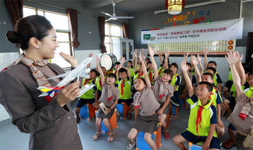 8일 중국 장시성서 열린 ‘아름다운 교실’에서 아시아나항공 승무원이 특강을 하고 있다. 아시아나항공 제공