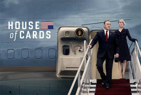 미국 정치 드라마 ‘하우스 오브 카드’의 대통령 부부가 전용기 트랩을 걸어 내려오는 장면. 남자 주인공은 대통령이 되기 전 저지른
 온갖 범죄(테러 위협 조작 등)로 인해 탄핵 위기에 놓였다가 결국 사임한다. 대통령 부인 역을 맡은 로빈 라이트(오른쪽)는 
인터뷰에서 “도널드 트럼프 대통령이 우리 아이디어를 다 훔쳐갔다”며 드라마와 닮은 현실을 꼬집었다. 넷플릭스 홈페이지