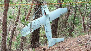 9일 강원 인제군 야산에서 발견된 북한군 무인기 추정 비행체. 합동참모본부 제공