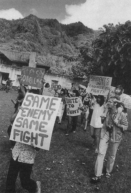 1970년대 하와이에서는 여러 인종의 노동자와 학생들이 연대해 해변과 계곡에 리조트를 개발하는 것을 반대하는 시위를 벌였다. 이 운동은 토지와 바다를 상업적으로 사용하지 말고 원주민에게 반환해야 한다는 주장으로 이어졌다. 서해문집 제공
