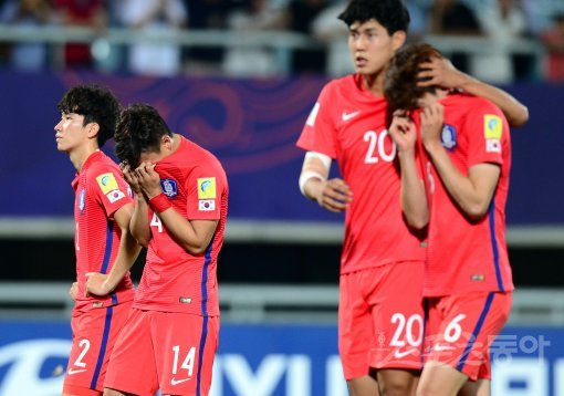 30일 천안종합동장에서 ‘2017 FIFA U-20 월드컵’ 한국과 포르투갈의 16강 경기가 열렸다. 한국이 포르투갈에 1-3으로 패한 뒤 선수들이 아쉬워하고 있다. 천안 | 김민성 기자 marineboy@donga.com