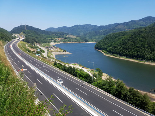 30일 완전 개통되는 동서고속도로의 강원 양양군 서면 구간이 시원하게 뻗어있다. 도로 오른쪽으로 양양양수발전소의 하부댐인 영덕호가 보인다. 한국도로공사 제공