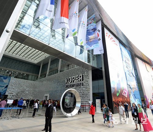 11일(현지 시간) 카자흐스탄 ‘2017 아스타나 엑스포’에서 관람객들이 한국관을 둘러보고 있다. 한국은 115개 참가국 중 
주최국 다음으로 큰 규모의 관람 공간을 확보해 무대 공연, 드로잉 영상, 가상현실(VR) 체험, 한류문화 체험 등 다양한 
프로그램을 선보인다. 아스타나=이은택 기자 nabi@donga.com
