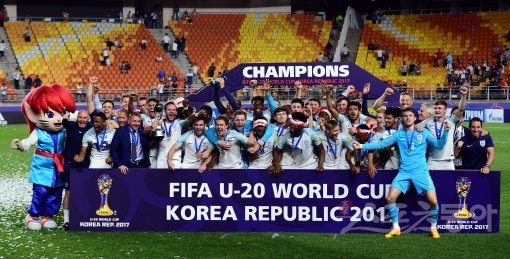 11일 수원 월드컵경기장에서 ‘2017 FIFA U-20 월드컵’ 잉글랜드와 베네수엘라의 결승전 경기가 열렸다. 베네수엘라에 1-0으로 승리하며 우승을 차지한 뒤 잉글랜드가 우승 트로피를 들고 환호하고 있다. 수원 | 김민성 기자 marineboy@donga.com