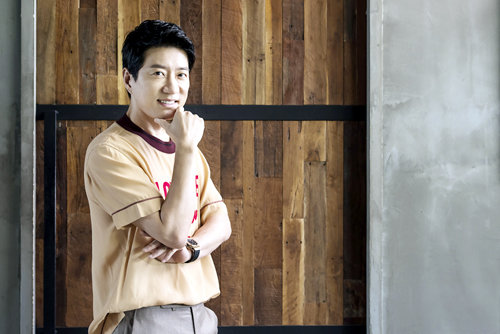 8일 서울 종로구 삼청동의 한 카페에서 만난 배우 김명민은 “판타지든 스릴러든 장르를 불문하고 다 보고 나서 무언가 남는 영화가 좋고, 나 역시 그런 영화를 통해 관객에게 다가가고 싶다”고 했다. CGV아트하우스 제공