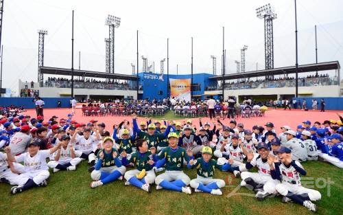 9일 열린 ‘화성드림파크’ 개장식에 참석한 리틀야구 선수들이 환하게 웃고 있다. 경기 화성시 우정읍 매향리에 자리 잡은 이 야구장은 리틀야구장 4면, 주니어야구장 3면, 여성야구장 1면으로 유소년 야구장으로서는 아시아 최대 규모를 자랑한다. 화성=김민성 스포츠동아 기자 marineboy@donga.com