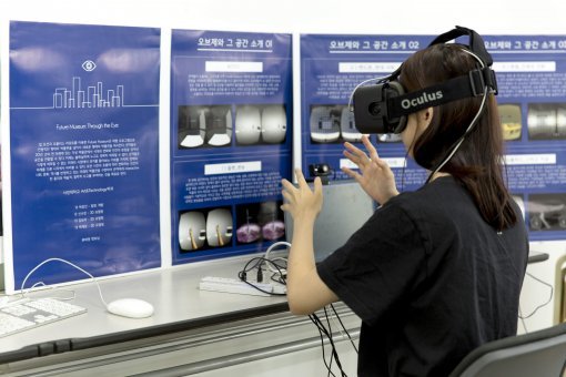 서강대 아트앤 테크놀러지 전공 학생이 졸업창작프로젝트 발표회나온 미래 미술관 프로젝트를 VR를 이용해 관람하고 있다. 서강대 제공