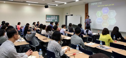 10일 서울 마포구 노고산동 서강대에서 열린 경기교사대상 전공설명회에서 김도성 서강대 경영학부장이 경영학부 전공구성에 대해 설명하고 있다.