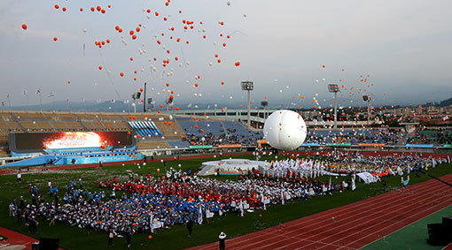 8일부터 11일까지 제주특별자치도에서 열린 2017 전국생활대축전은 43개 종목에 2만347명의 동호인이 참가한 생활체육인의 최대 축제였다. 9일 오후 제주종합경기장 주경기장에서 열린 개막식에서 시도 대표팀 선수들이 축하 풍선을 날리고 있다. 사진제공 ㅣ 대한체육회