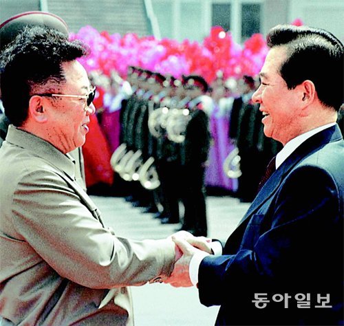 2000년 6월 13일 북한 평양 순안공항에서 손을 맞잡은 김대중 전 대통령(오른쪽)과 김정일 국방위원장. 동아일보DB