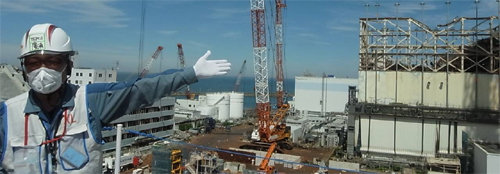 현재 일본 후쿠시마 제1원자력발전소 부지의 95%에서는 안전조끼와 마스크, 안경 등의 간단한 보호장구만 착용하면 돌아다닐 수 
있다. 사고가 난 원전 1호기에서 80m 떨어진 지점에서 도쿄전력 직원이 한국 기자들에게 폐로 과정을 설명하고 있다. 
후쿠시마=공동취재단